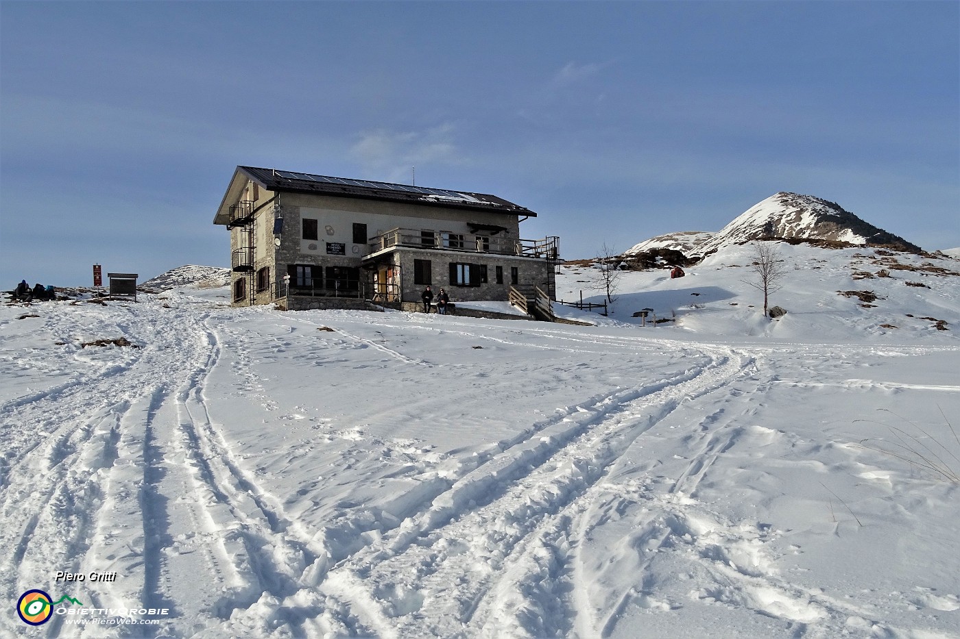 03 Al Rif. Gherardi (1650 m) neve e sole.JPG